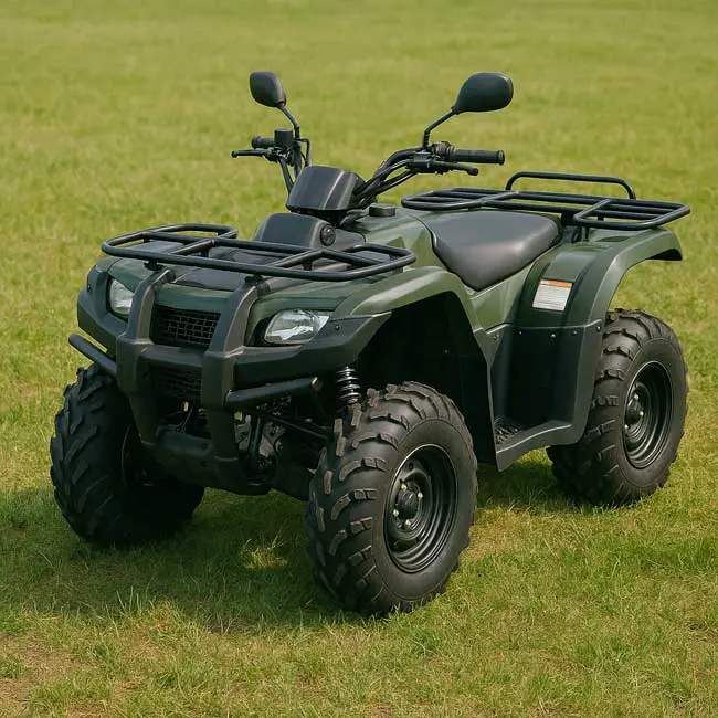 En fyrhjuling ATV på gräsmattan